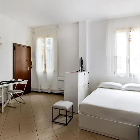 White Leaves By Wonderful Italy * Boloňa