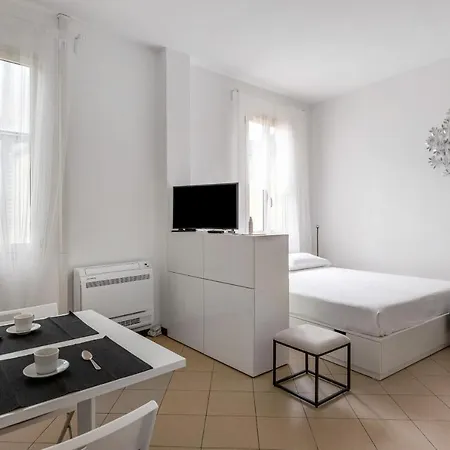 White Leaves By Wonderful Italy Boloňa