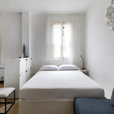Apartment White Leaves By Wonderful Italy