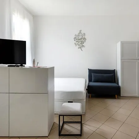 White Leaves By Wonderful Italy