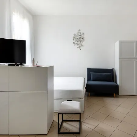 White Leaves By Wonderful Italy