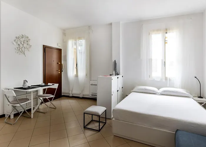 White Leaves By Wonderful Italy * ボローニャ