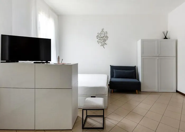 White Leaves By Wonderful Italy