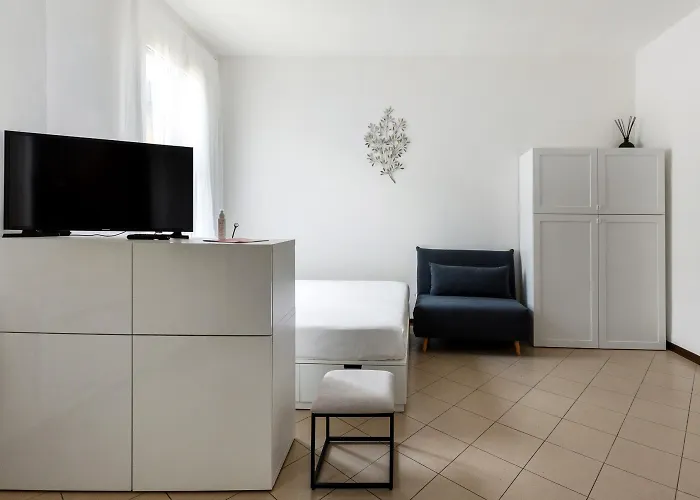 White Leaves By Wonderful Italy